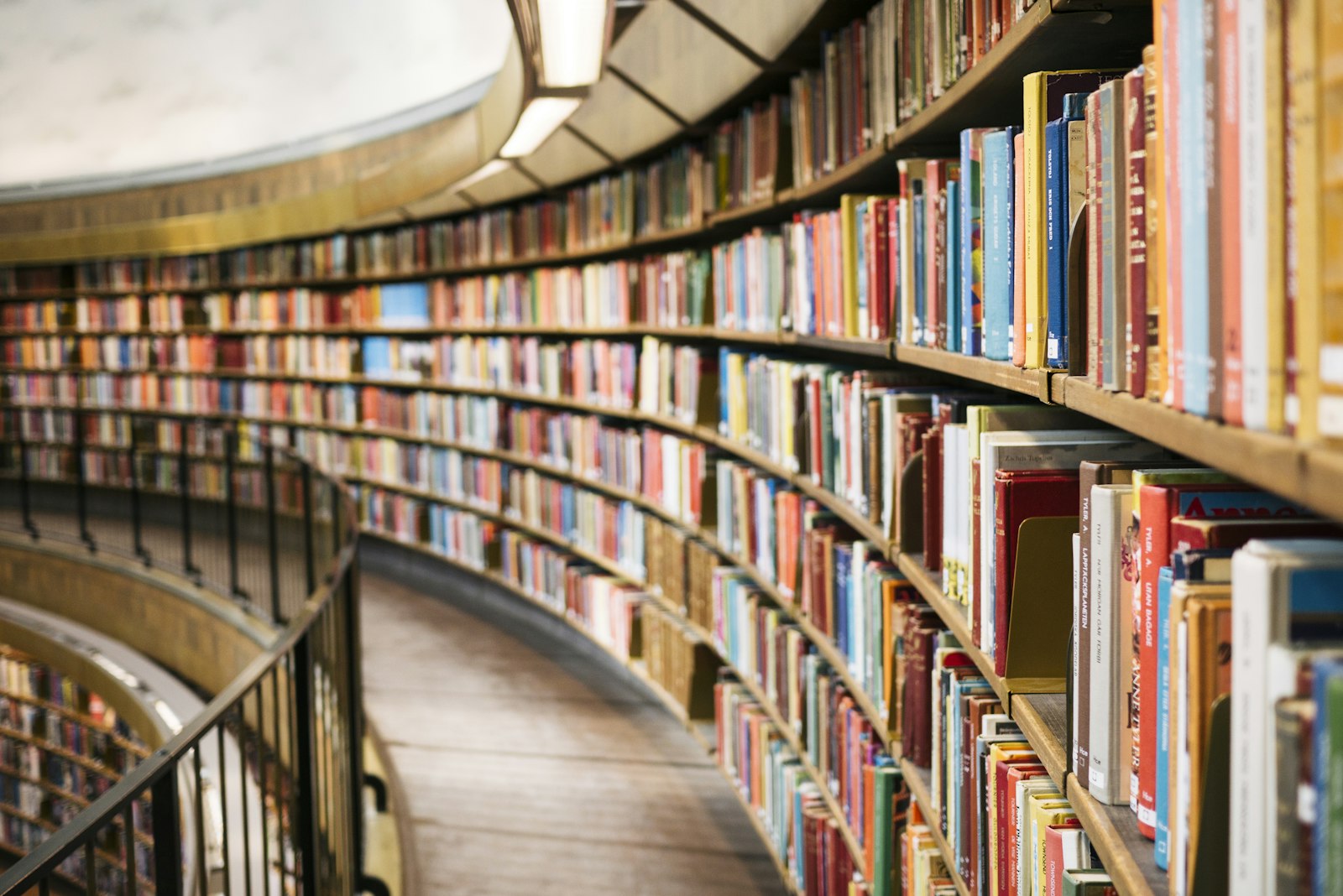 Physisches Archiv mit kurvierten Regalen voller Akten und Bücher